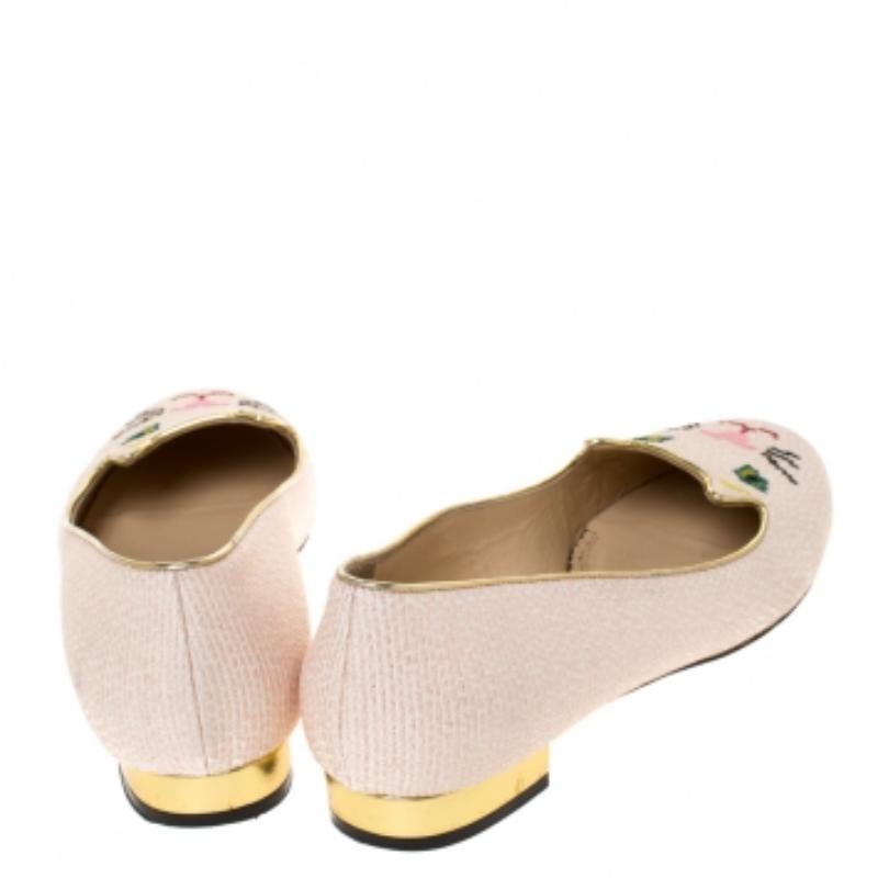 Ornez vos pieds de ces jolies chaussures plates de la collection Emoticats de Charlotte Olympia. Confectionnées en toile beige, elles sont ornées d'une broderie à l'effigie d'un chaton et dotées de talons bas pour un confort optimal à chaque pas.