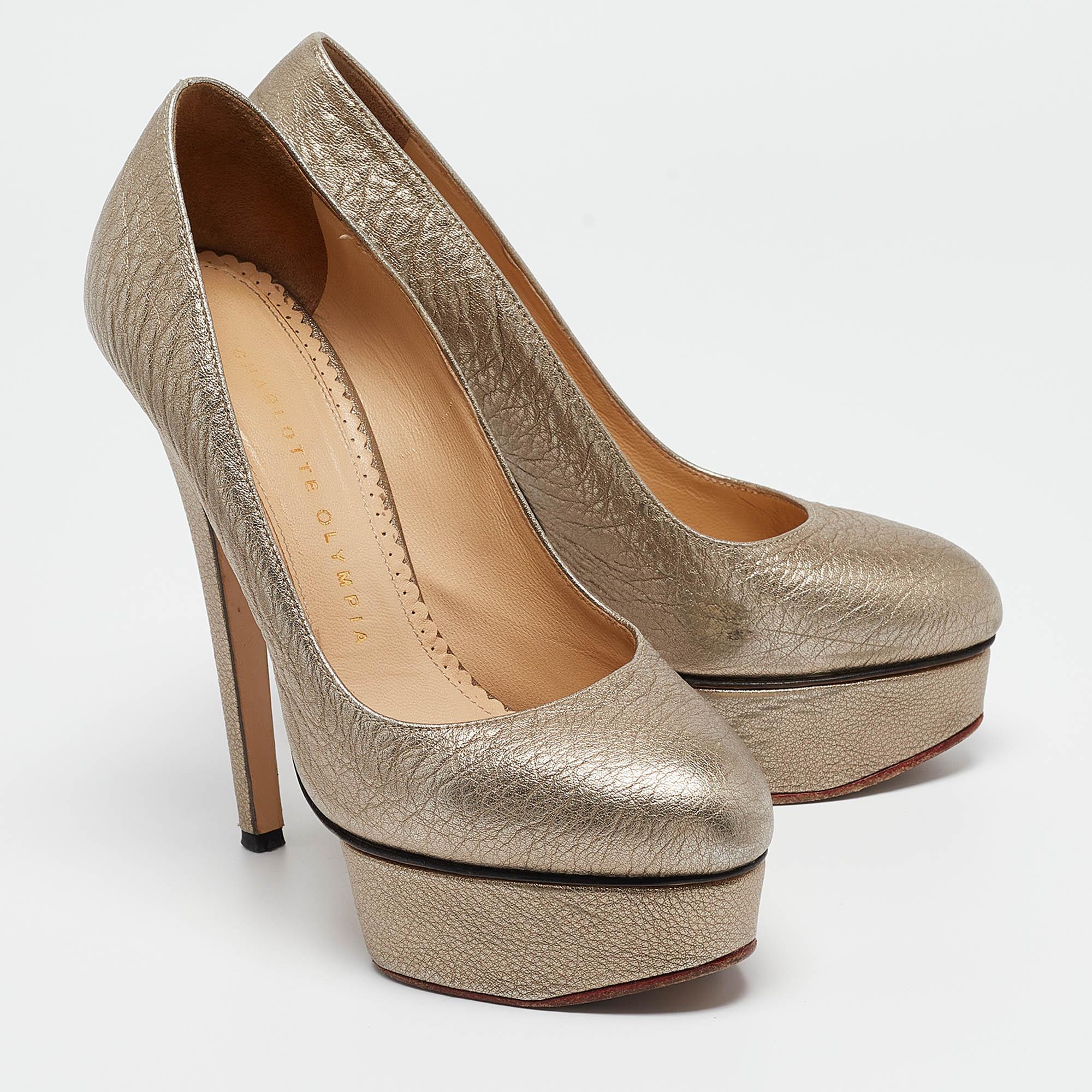 Charlotte Olympia Bombas de plataforma de cuero dorado talla 36 en Bueno Estado en Dubai, Al Qouz 2