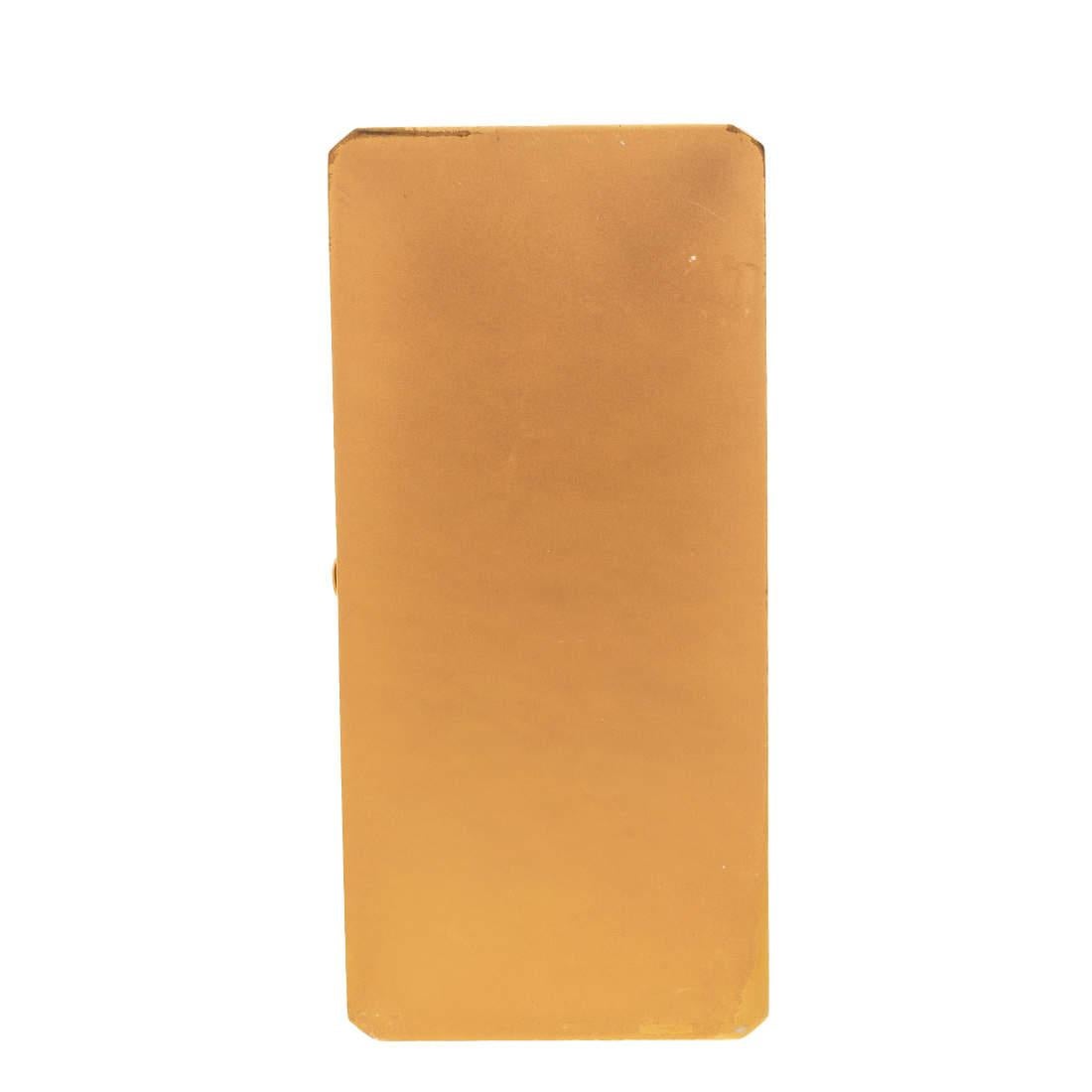 Faites tourner les têtes avec cette pochette unique et brillamment conçue par Charlotte Olympia. Fabriqué en métal doré, ce superbe accessoire est doté d'une forme de boîte bien définie et d'un intérieur en cuir pour y ranger vos essentiels.