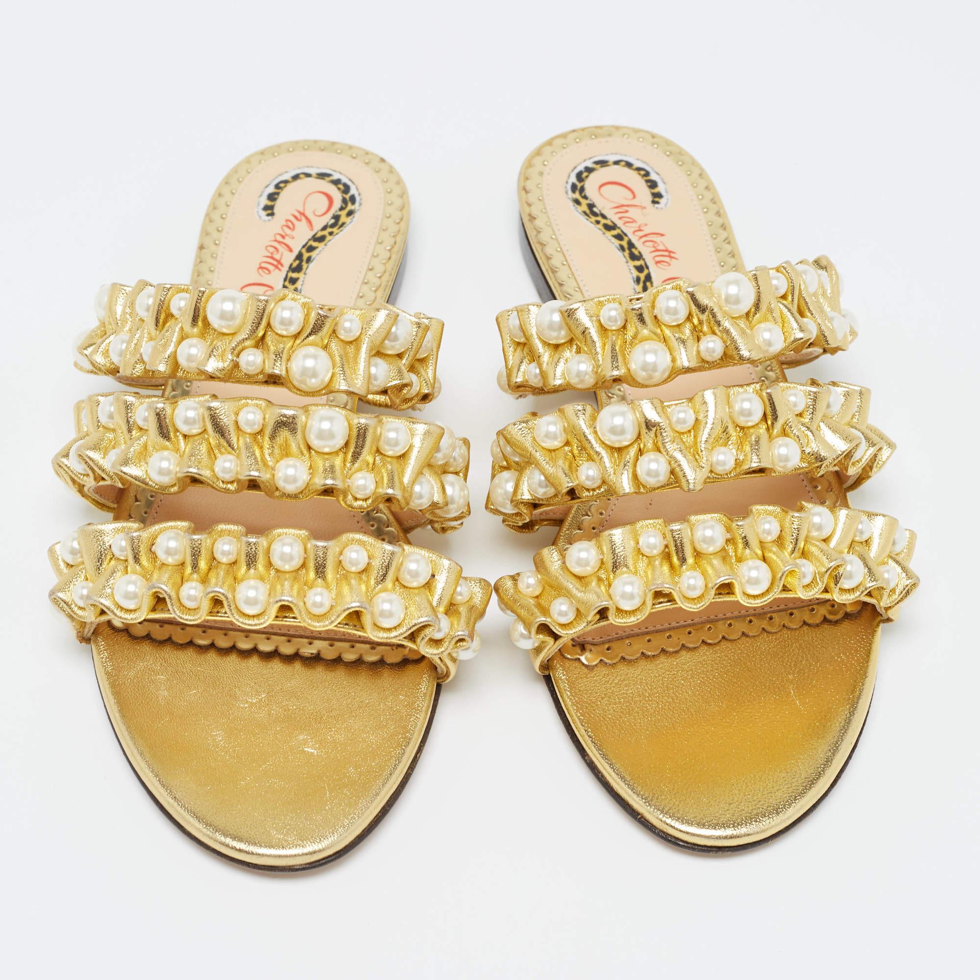 Charlotte Olympia Gold Pleated Leather Pearl Embellished Flats Size 35 In New Condition For Sale In Dubai, Al Qouz 2