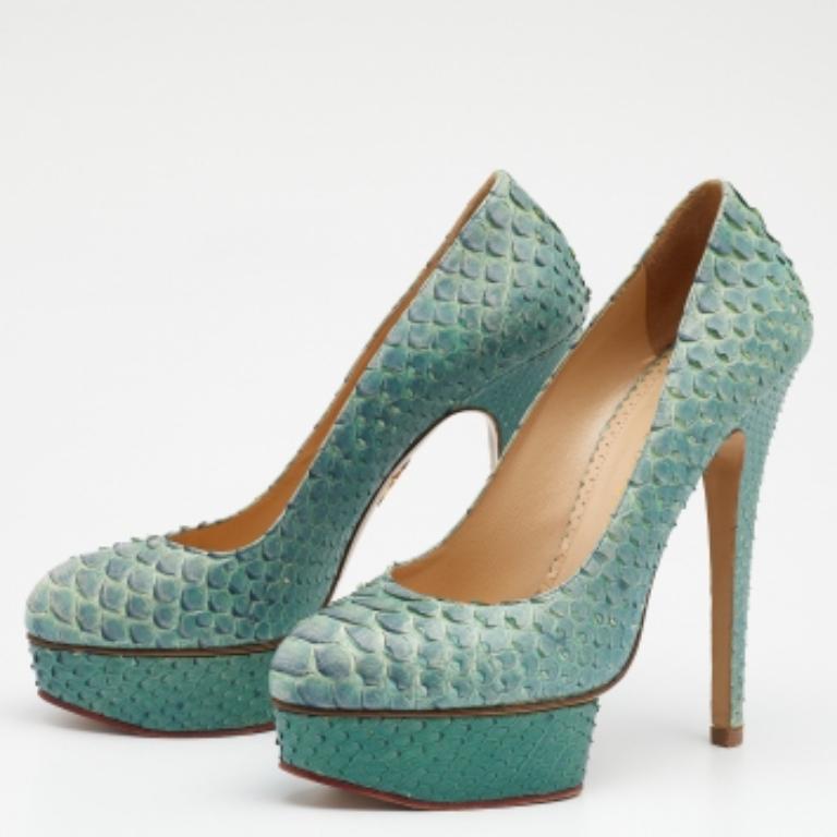 Des escarpins à la mode pour faire de l'ombre à tout le monde ! Ces beautés Charlotte Olympia vert menthe-bleu sont confectionnées en cuir de python et présentent un fini texturé. Elles sont dotées de semelles intérieures confortables doublées de