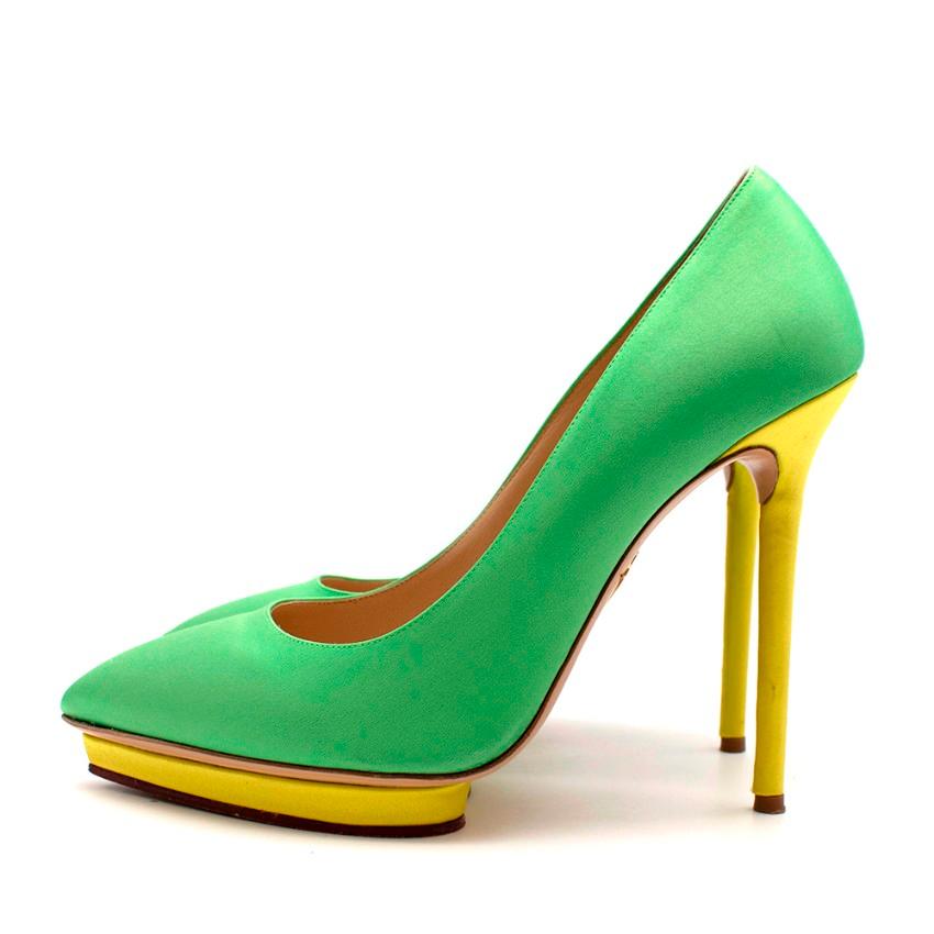 Charlotte Olympia Grüne Neonfarbene Satin Herz Plateauschuhe mit Absatz US10 für Damen oder Herren im Angebot