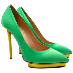 Charlotte Olympia Grüne Neonfarbene Satin Herz Plateauschuhe mit Absatz US10