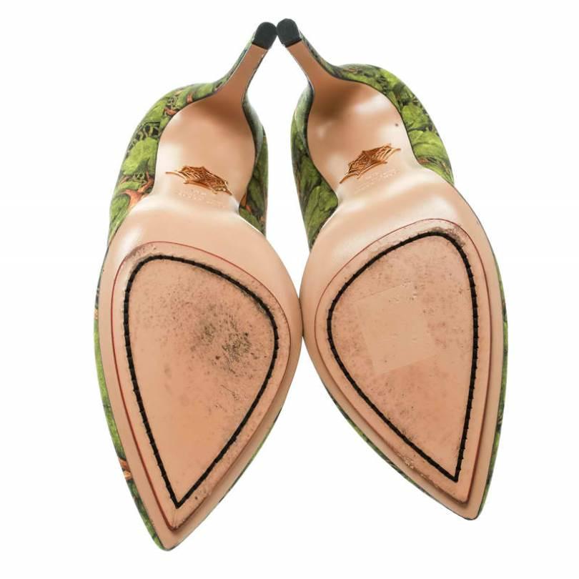 Charlotte Olympia Green Printed Satin Bear Necessities Pointed Toe Pumps Size 38 In Good Condition In Dubai, Al Qouz 2