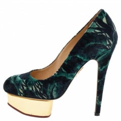 Charlotte Olympia Bombas de plataforma Dolly de terciopelo verde estampado Talla 36