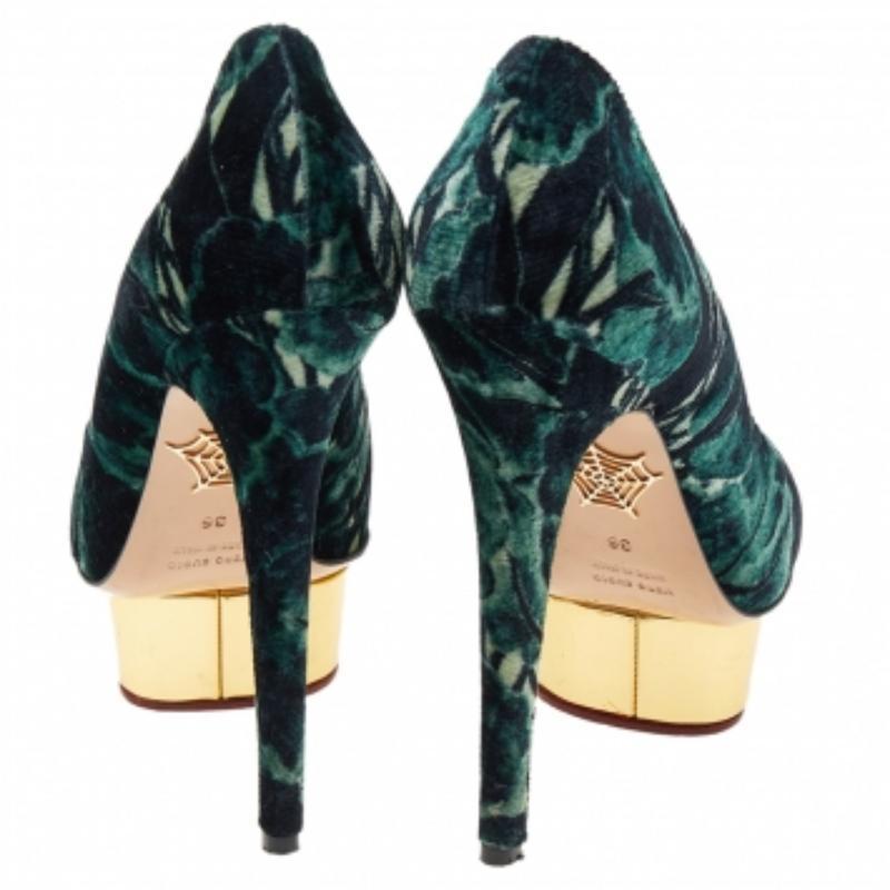 Charlotte Olympia Pumps con piattaforma Dolly in velluto stampato verde taglia 36 In condizioni buone in vendita a Dubai, Al Qouz 2