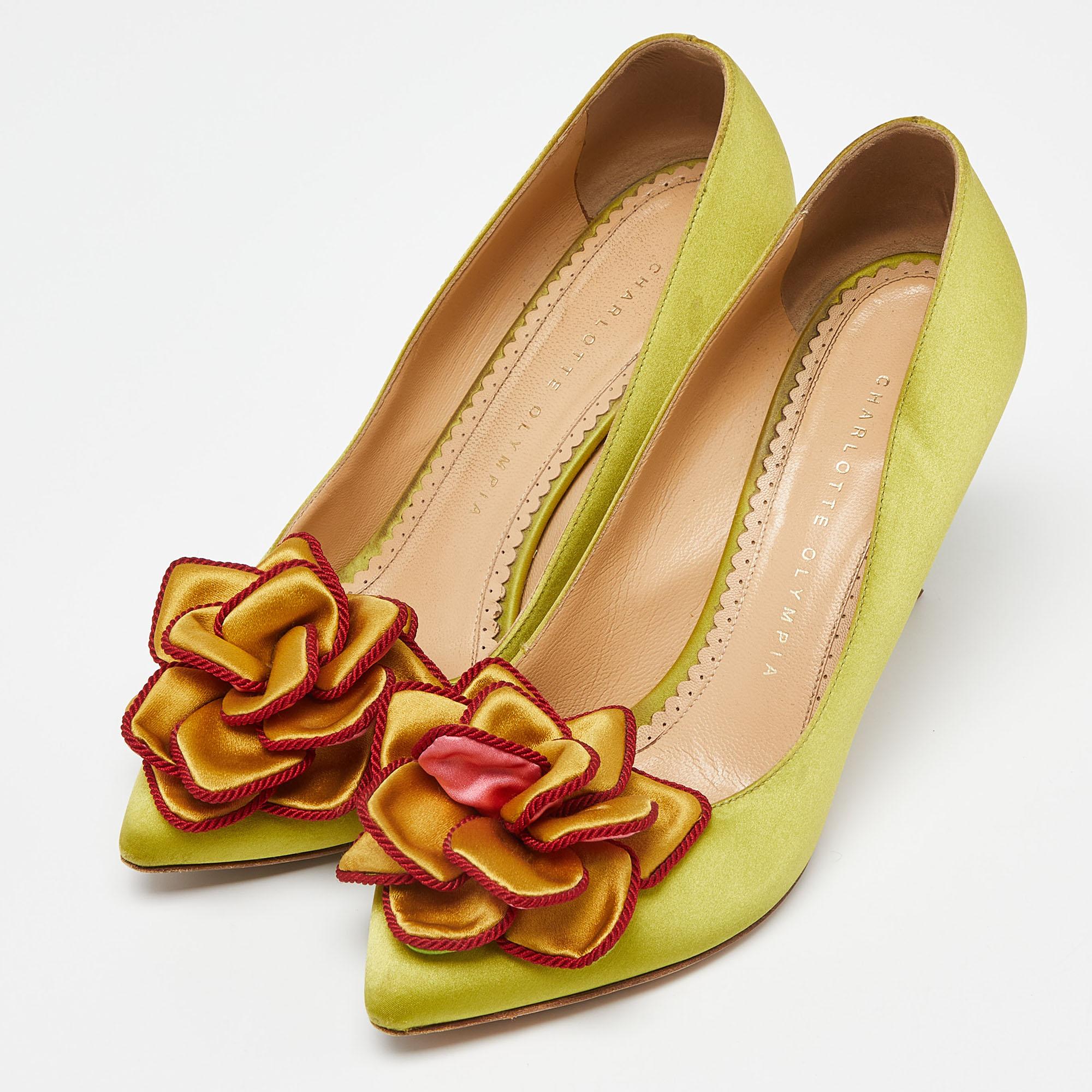 Découvrez l'élégance de la chaussure avec ces escarpins de créateur pour femme. Méticuleusement conçus, ces talons marient mode et confort, vous assurant de briller dans tous les contextes.