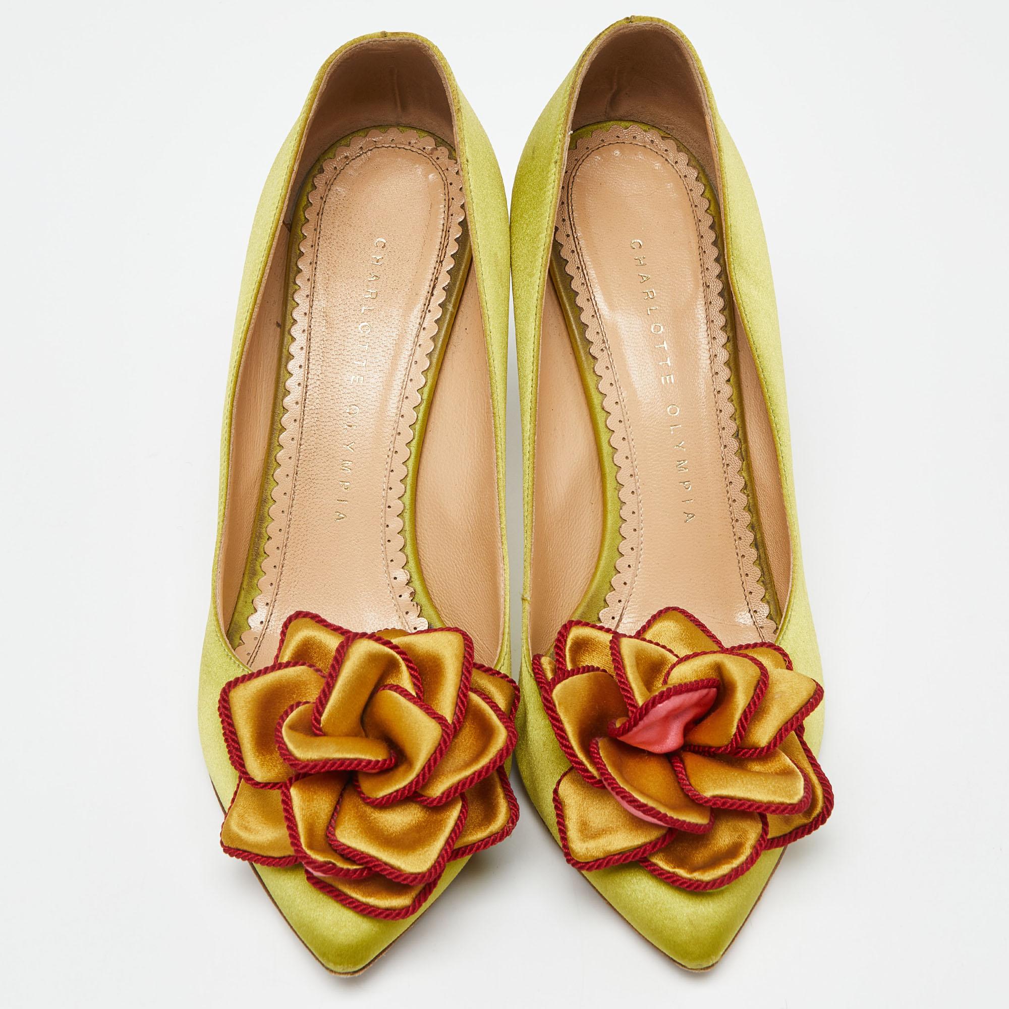 Marron Charlotte Olympia escarpins à bout pointu en satin vert avec fleurs, taille 37 en vente
