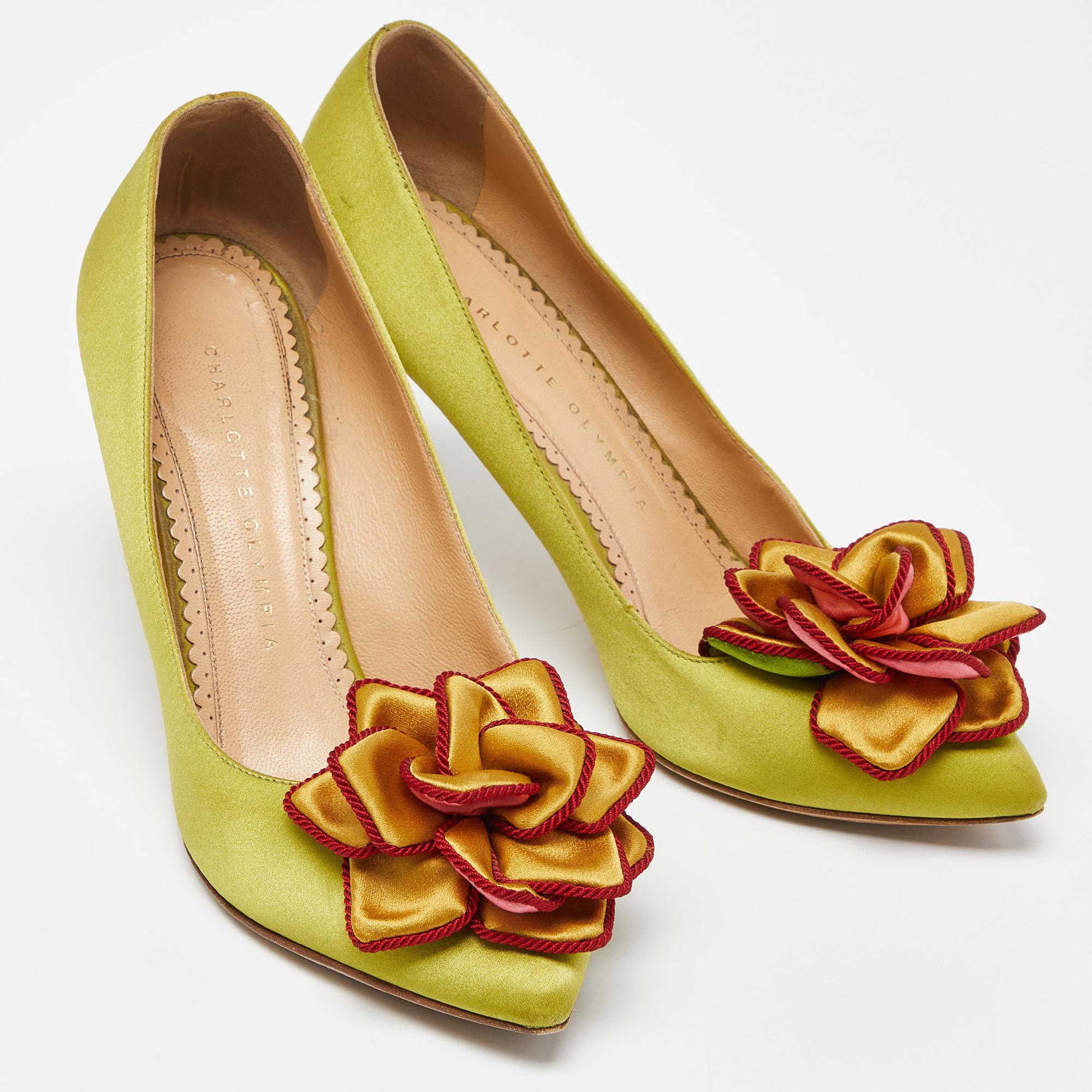 Charlotte Olympia escarpins à bout pointu en satin vert avec fleurs, taille 37 Bon état - En vente à Dubai, Al Qouz 2