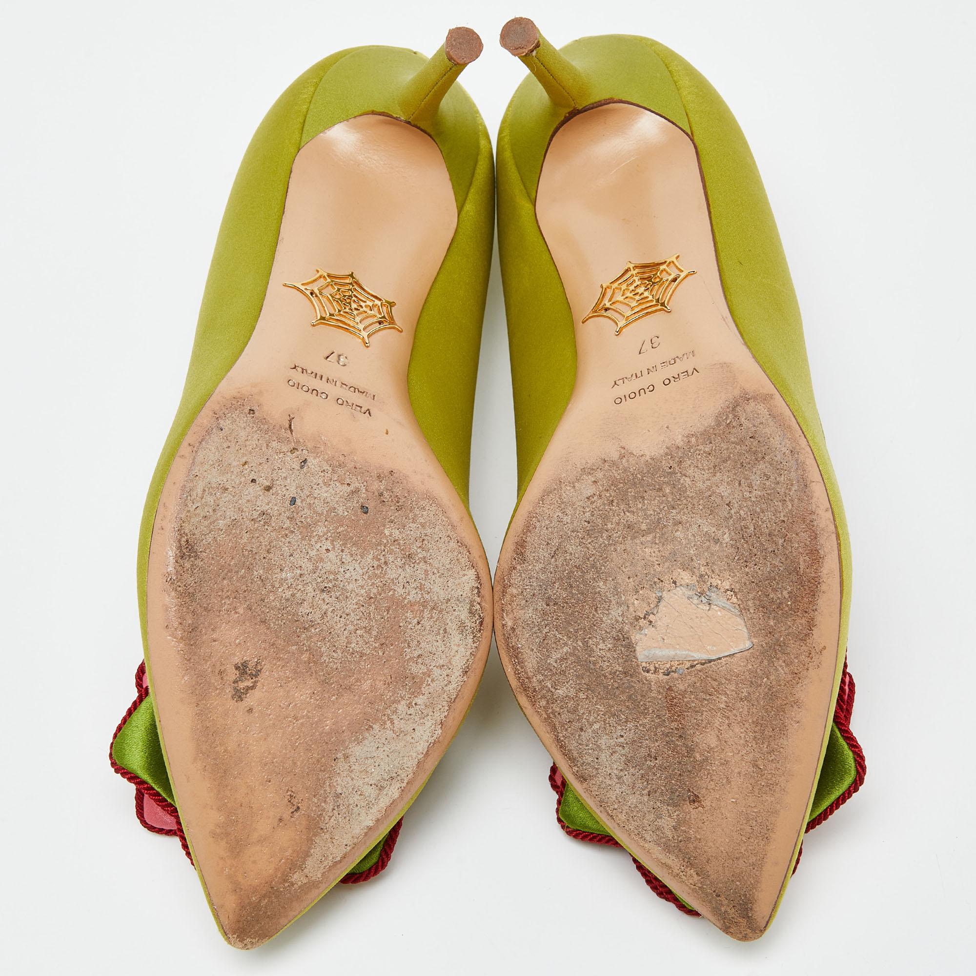 Charlotte Olympia escarpins à bout pointu en satin vert avec fleurs, taille 37 en vente 1