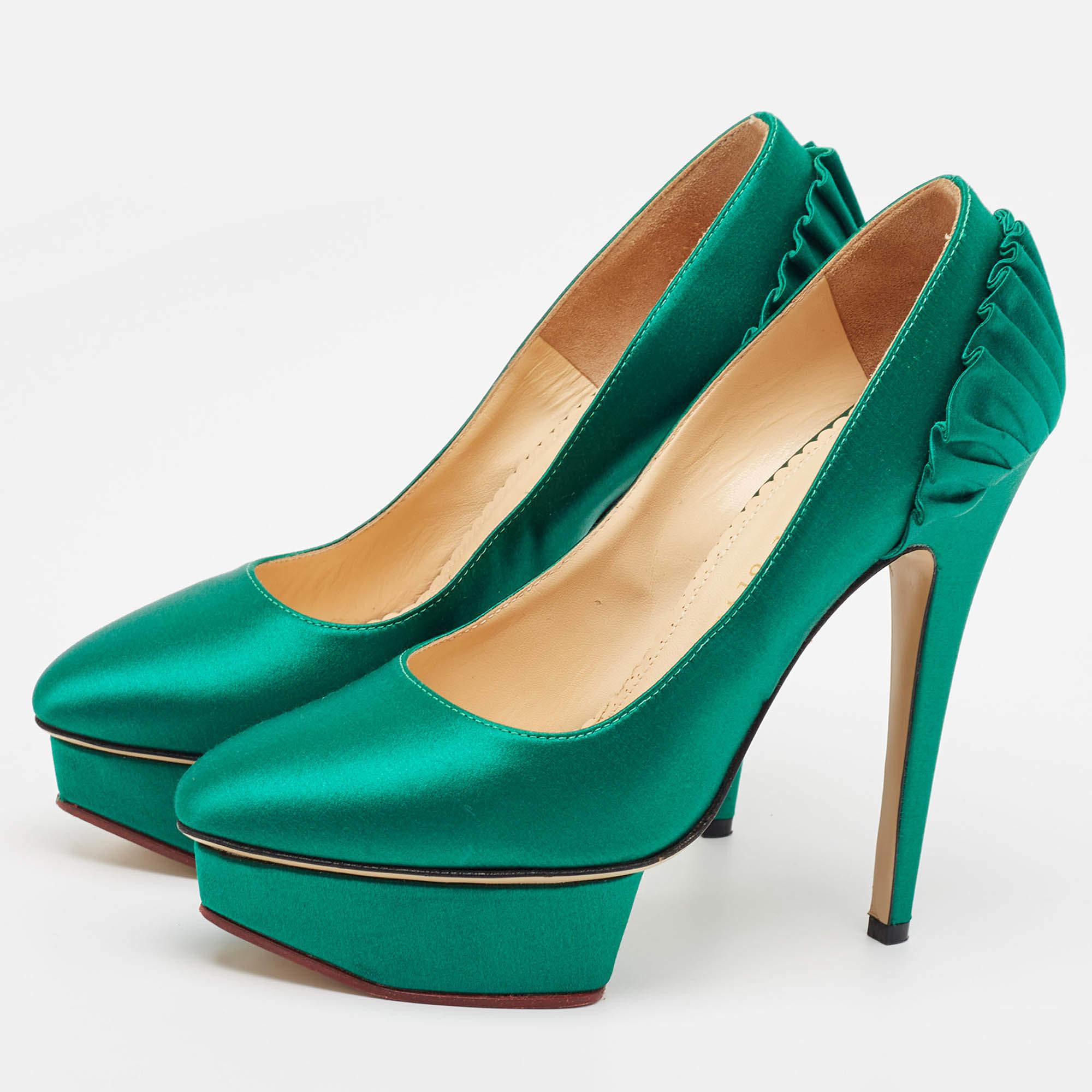 Haz una declaración de estilo chic con estos zapatos de salón de diseño. Presentan tacones resistentes y suelas duraderas perfectas para tus salidas a la moda