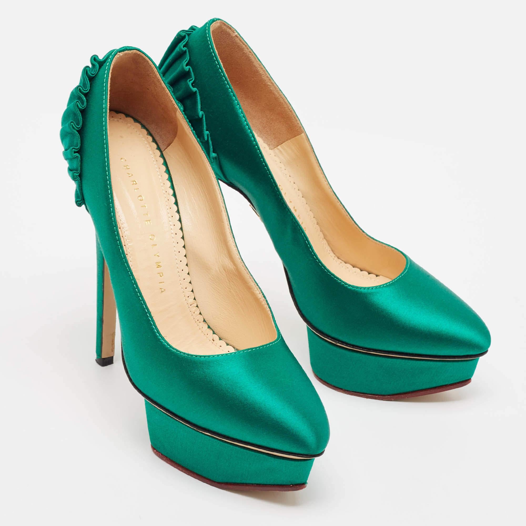Charlotte Olympia Bombas de plataforma Paloma de satén verde Talla 37.5 en Bueno estado para la venta en Dubai, Al Qouz 2