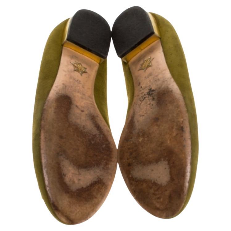 Fai tesoro di questo notevole e degno di nota paio di pantofole Smoking di Charlotte Olympia. Realizzata in pelle scamosciata verde, è impreziosita da un Capricorno in oro posizionato sulla tomaia per dare forza al look. Sono dotate di solette
