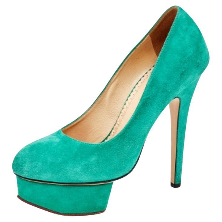 Hazte hoy con este par de zapatos de salón Charlotte Olympia meticulosamente diseñados y deslumbra a todo el mundo cada vez que salgas. Confeccionada en ante y forrada en piel en las plantillas, esta creación pertenece a la colección Dolly. Se han