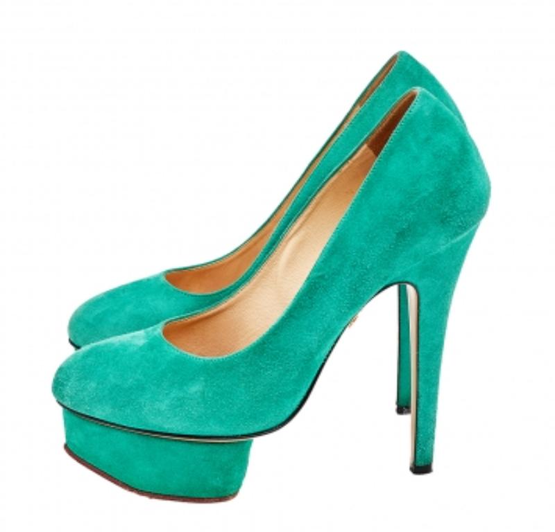 Charlotte Olympia Bombas de plataforma Dolly de ante verde Talla 35 en Bastante bueno estado para la venta en Dubai, Al Qouz 2