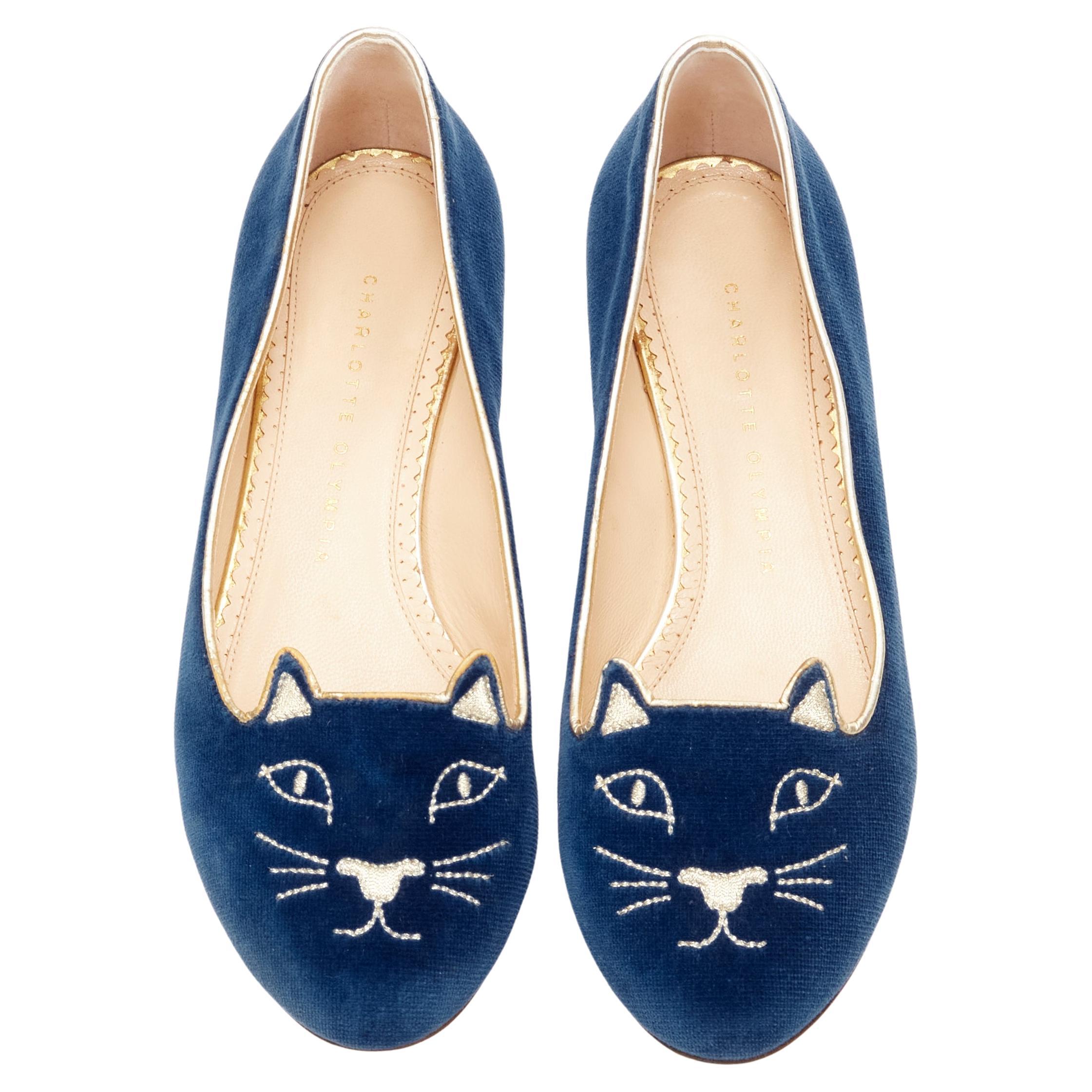 CHARLOTTE OLYMPIA Chaussures plates brodées de visages de chat Kitty en  velours bleu et or EU37.5 - En vente sur 1stDibs