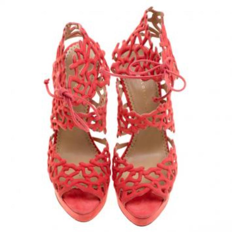 La créativité est un don et elle est manifestement abondante chez Charlotte Olympia. La marque a le don d'incorporer des idées merveilleuses à la fabrication de chaussures et c'est peut-être pour cela que ses créations sont si convoitées. Ces