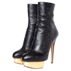 Charlotte Olympia, Plateaustiefel aus Leder