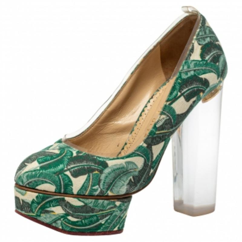 Avec ses créations audacieuses et élégantes, Charlotte Olympia s'est frayé un chemin dans la garde-robe de toutes les femmes ! Ces escarpins à plateforme Mabel sont fabriqués en toile et en PVC et arborent des feuilles vertes imprimées sur toute