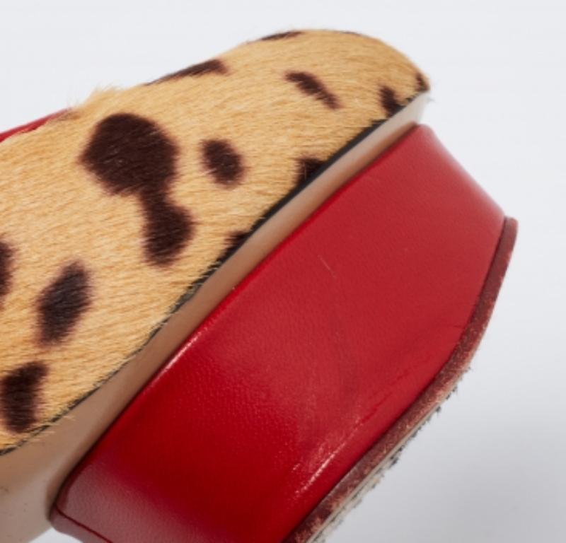  Own this meticulously designed pair of Charlotte Olympia pumps today and make an impressive style statement. Crafted out of leather and leopard-printed calf hair, it is appealing in a red and brown shade. These shoes have been beautified with 14 cm