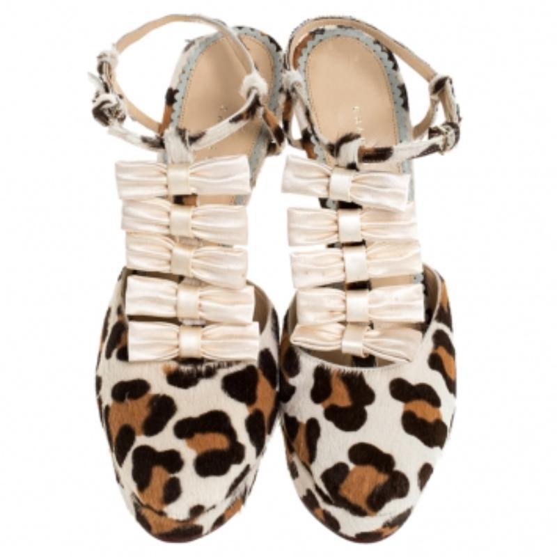 Beige Charlotte Olympia - Sandales à plateforme avec nœud en satin de poils de veau léopard - Taille 39 en vente