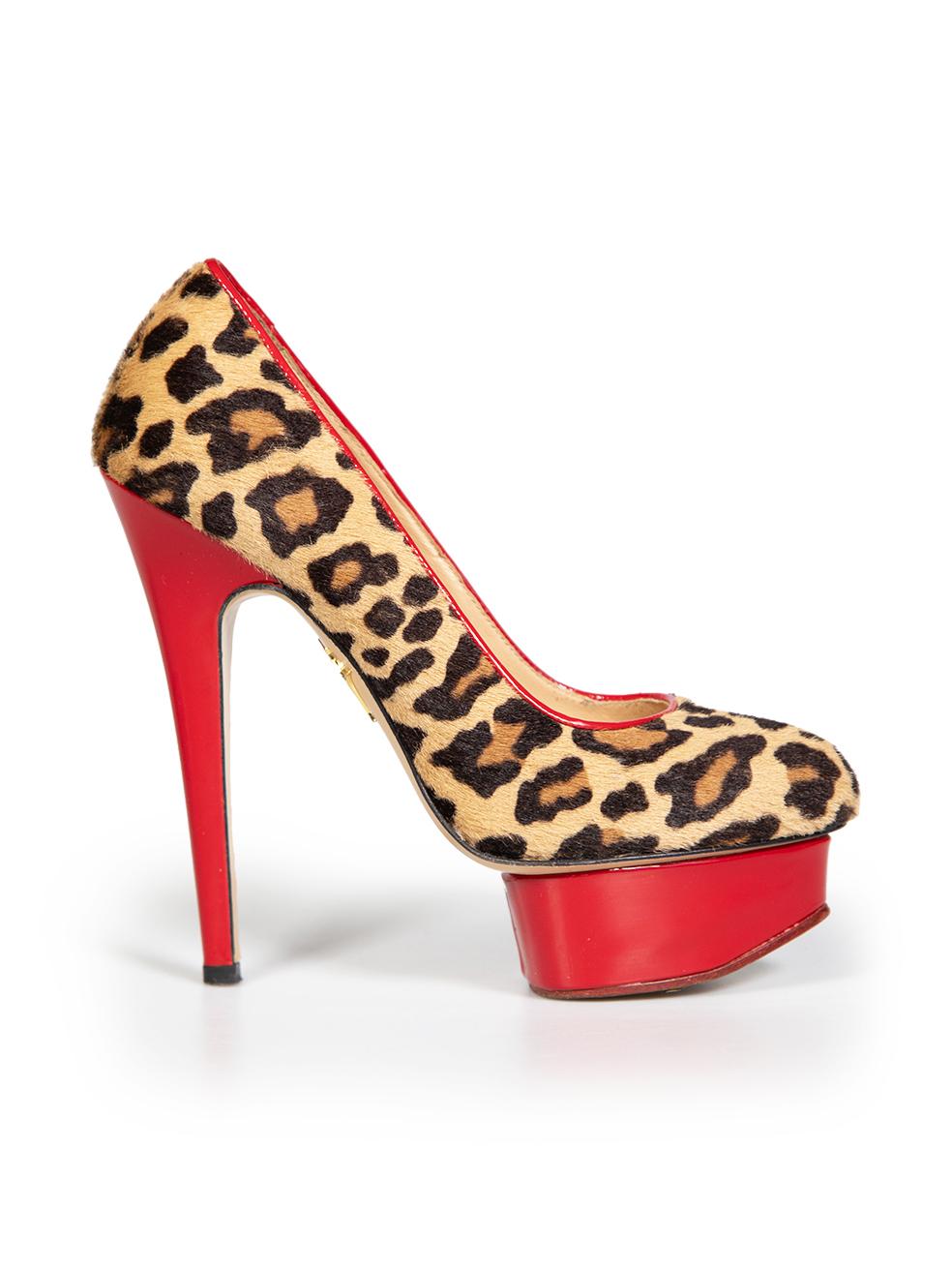 L'ÉTAT est très bon. L'usure des talons est minime. Abrasion observée le long des semelles et signes d'usure sur les semelles intérieures, y compris une légère décoloration sur cet article de revente de designer Charlotte Olympia d'occasion.
 

 

