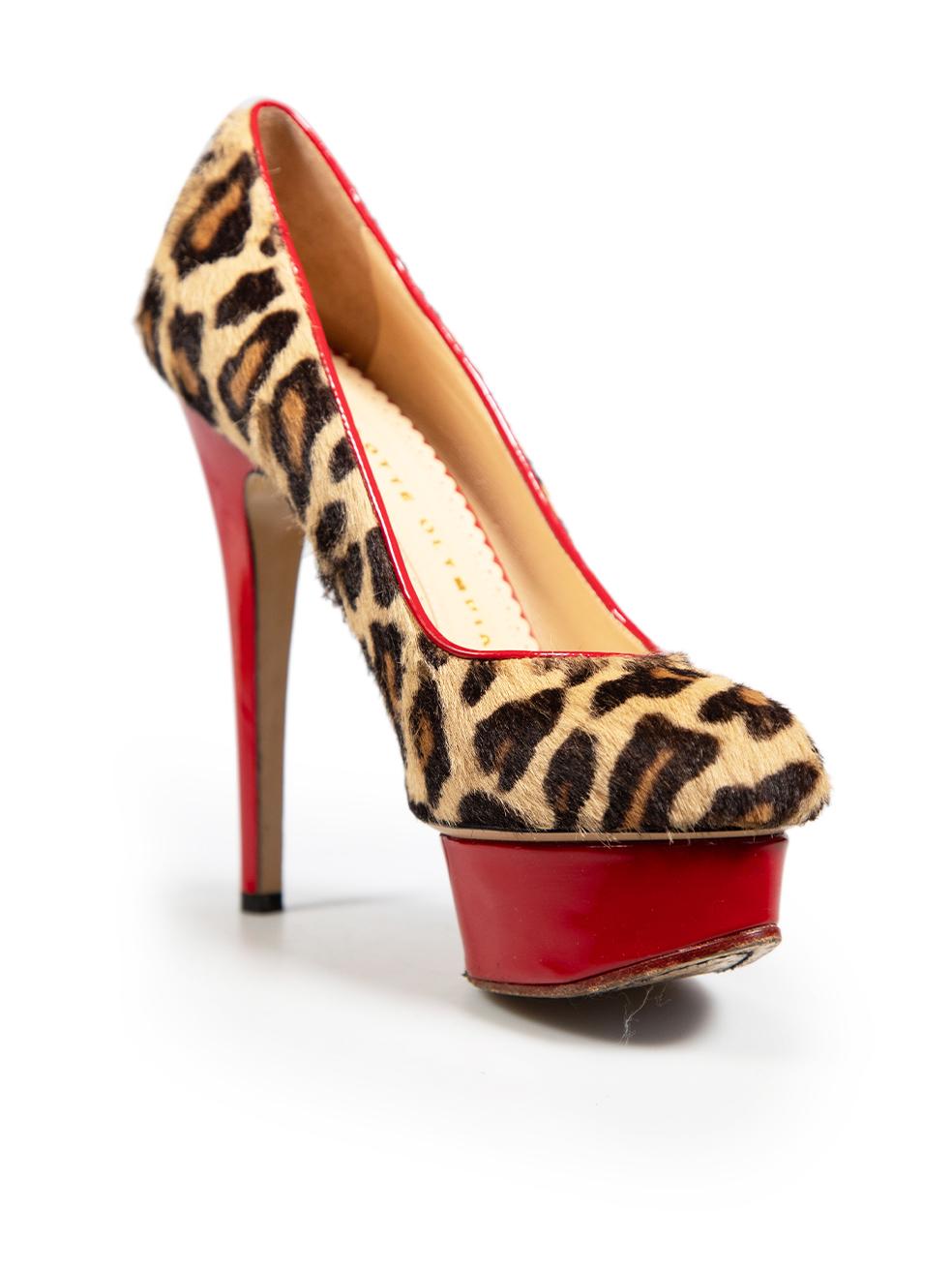 L'ÉTAT est très bon. L'usure minimale des chaussures est évidente. Abrasion observée le long des semelles et signes d'usure sur les semelles intérieures, y compris une légère décoloration sur cet article de revente de designer Charlotte Olympia