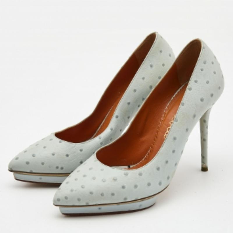 Exhibe un estilo elegante con este par de zapatos de salón. Estos elegantes zapatos están fabricados con materiales de calidad. Llevan suelas duraderas y tacones elegantes.