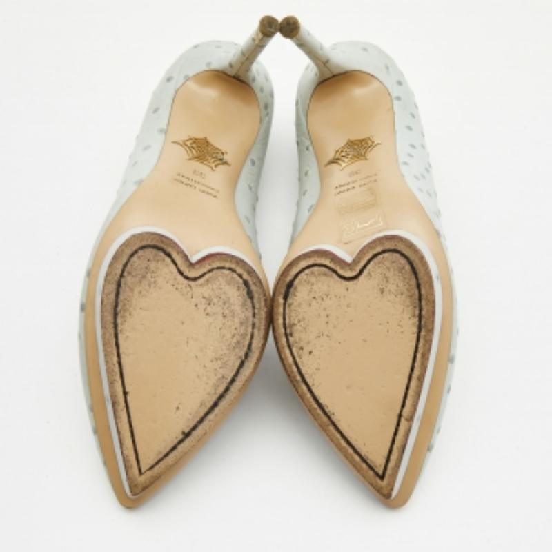 Charlotte Olympia Bombas Debbie de piel de avestruz en relieve azul claro Talla 39 en Bueno estado para la venta en Dubai, Al Qouz 2