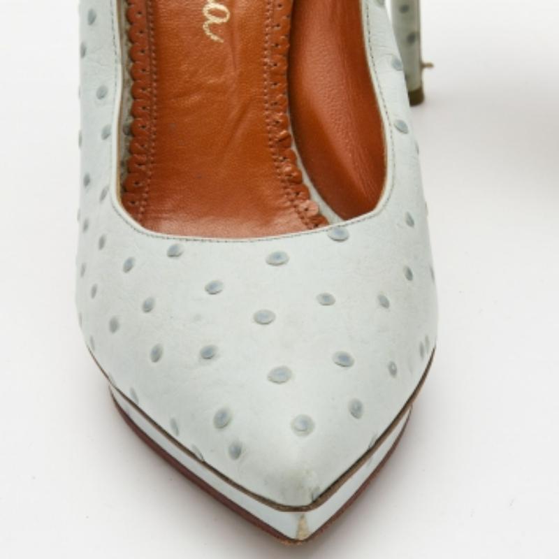 Charlotte Olympia Bombas Debbie de piel de avestruz en relieve azul claro Talla 39 en venta 1