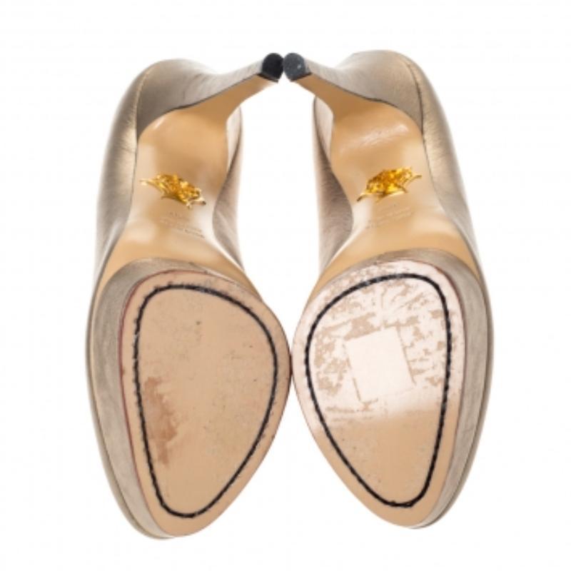 Oggi puoi acquistare questo paio di décolleté di Charlotte Olympia dal design meticoloso e abbagliare tutti ogni volta che esci! Realizzata in pelle di qualità e foderata in pelle sulle solette, questa creazione appartiene alla collezione Dolly.