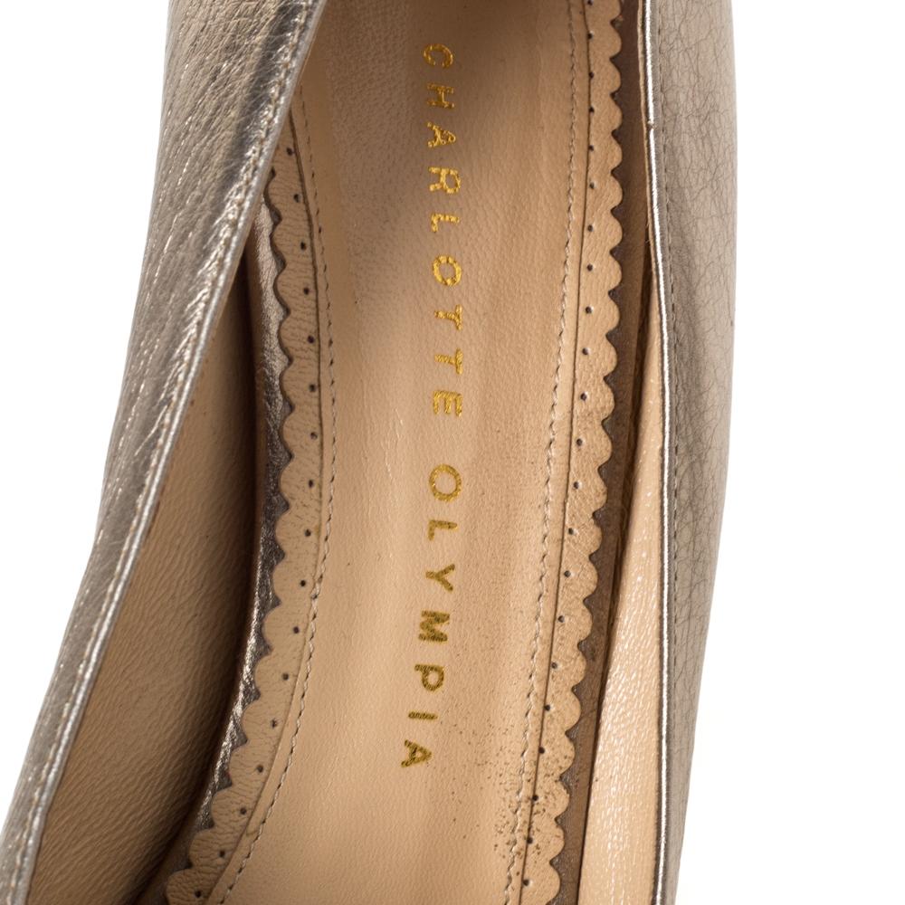 Charlotte Olympia Metallic Gold Leather Dolly Platform Pumps Size 39.5 In Good Condition For Sale In Dubai, Al Qouz 2