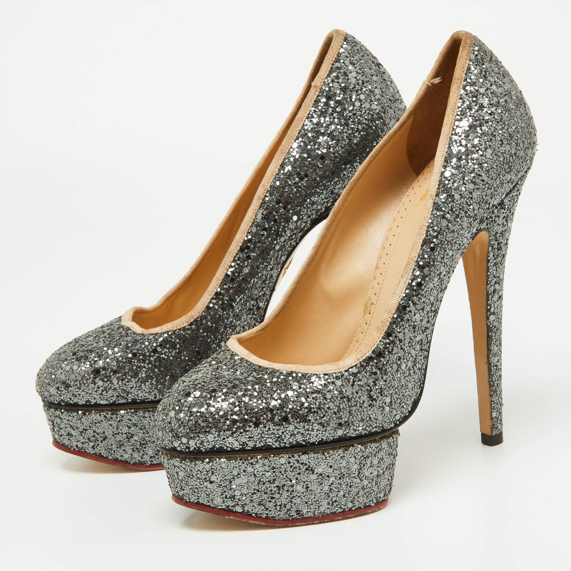 Ricoperte di brillantini grossolani, adoriamo queste décolleté di Charlotte Olympia. Progettate per farsi notare, hanno una silhouette elegante e una buona vestibilità. Indossali sotto le maxi gonne per un tocco di glamour o lasciali brillare con