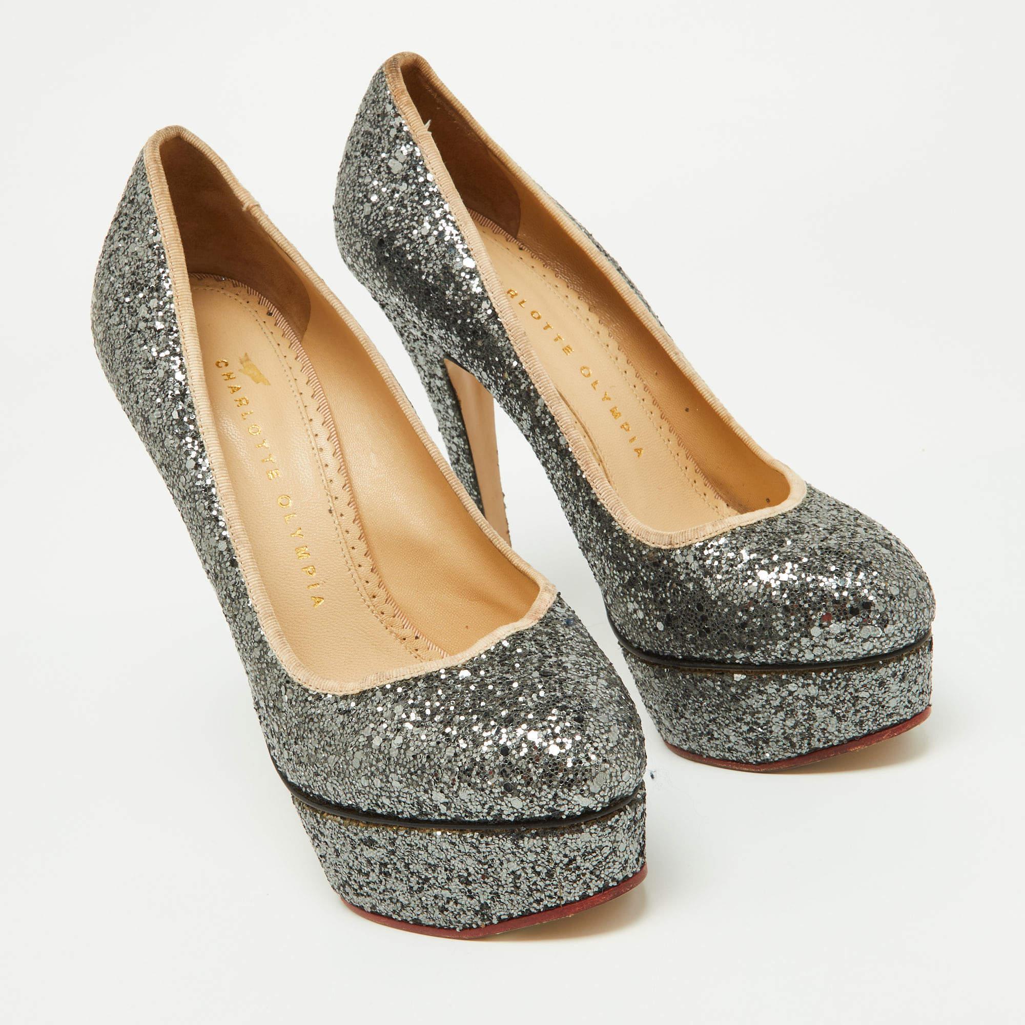 Charlotte Olympia Pumps Dolly grigio metallizzato con glitter grossolani misura 37 In condizioni buone in vendita a Dubai, Al Qouz 2