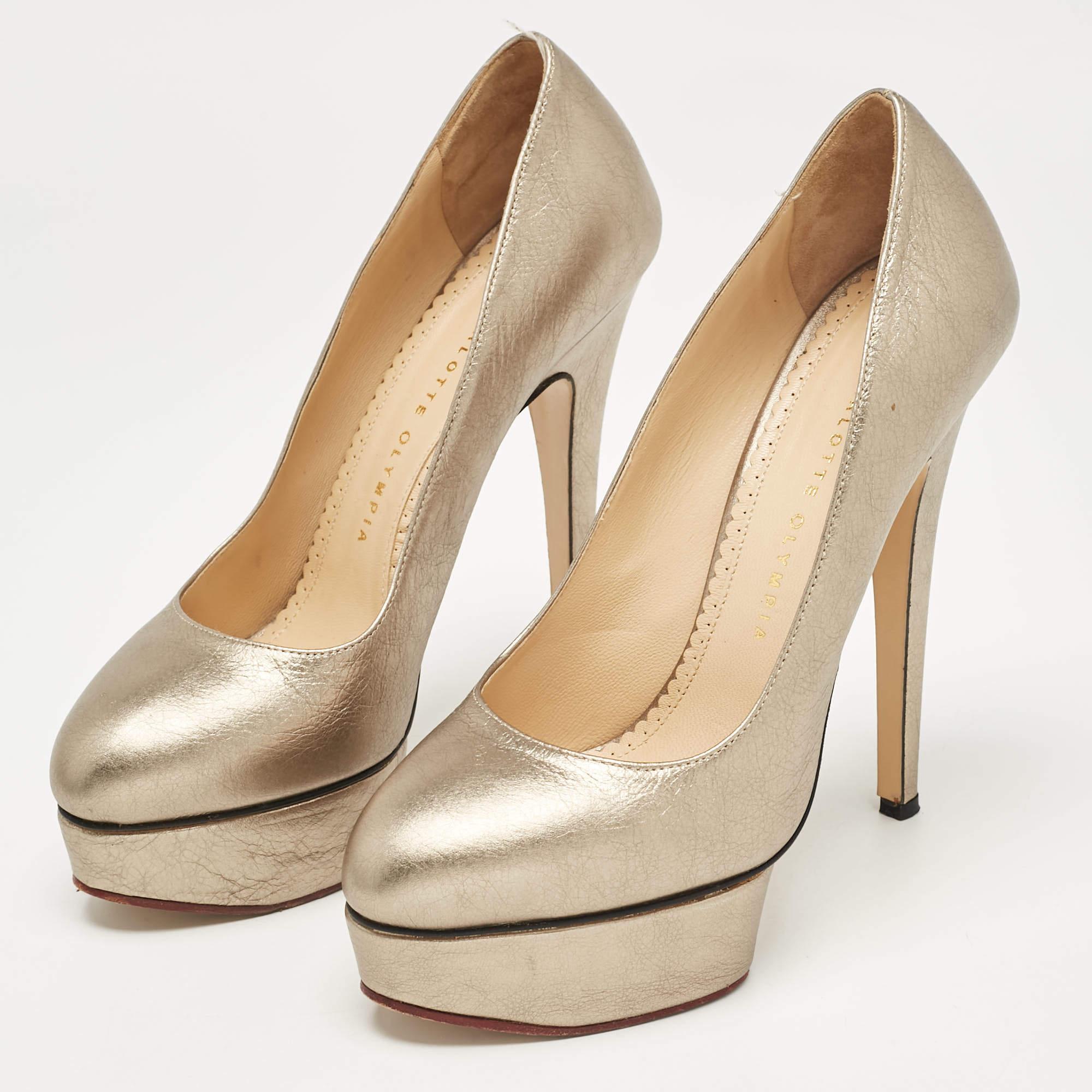 Haz una declaración de estilo chic con estos zapatos de salón de diseño. Presentan tacones resistentes y suelas duraderas perfectas para tus salidas a la moda