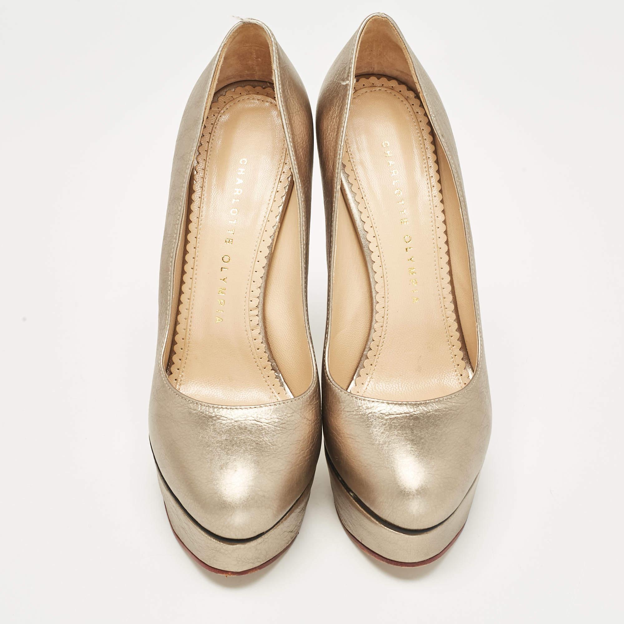 Charlotte Olympia Bombas de plataforma Dolly de piel metalizada Talla 38 Beige en venta