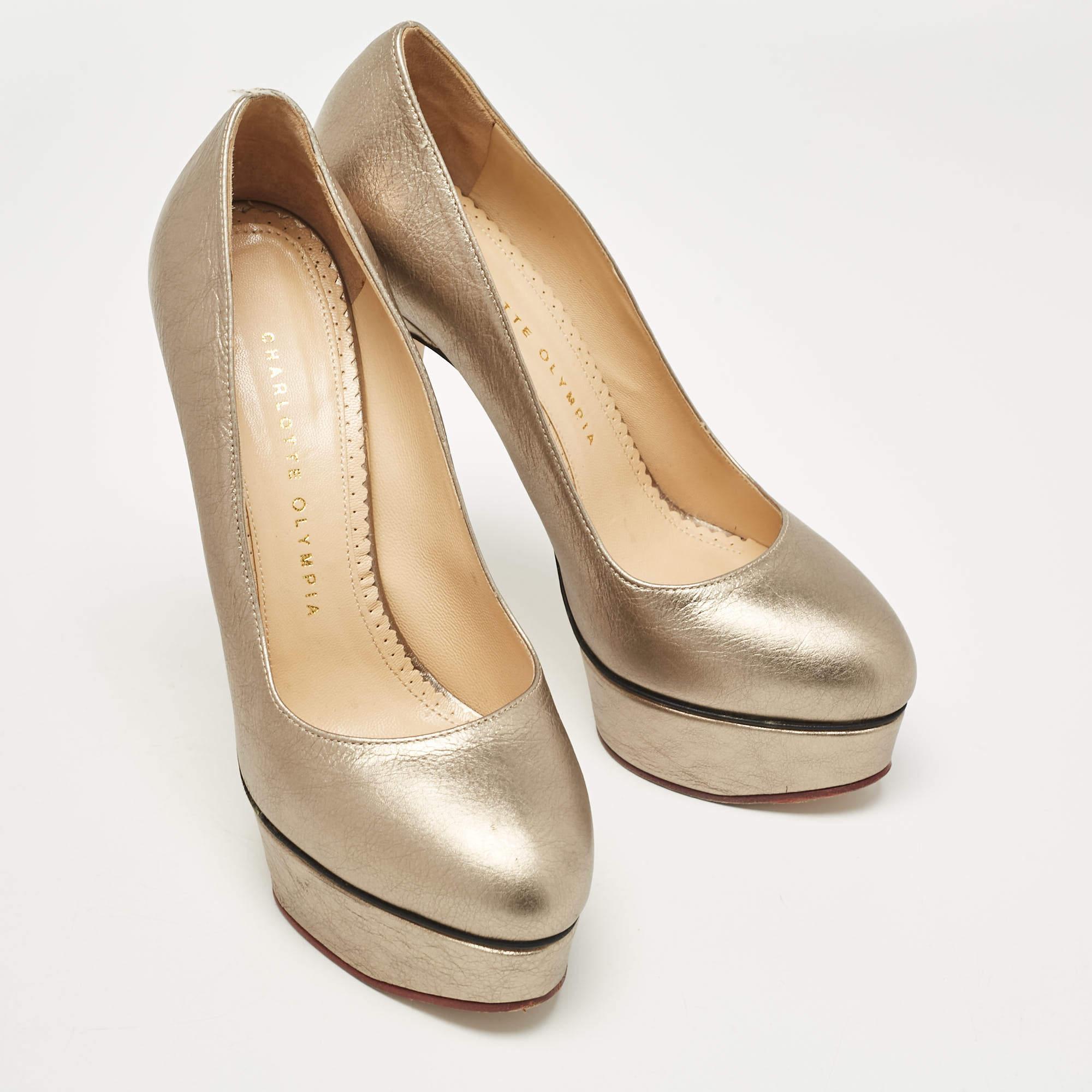 Charlotte Olympia Bombas de plataforma Dolly de piel metalizada Talla 38 en Bueno estado para la venta en Dubai, Al Qouz 2