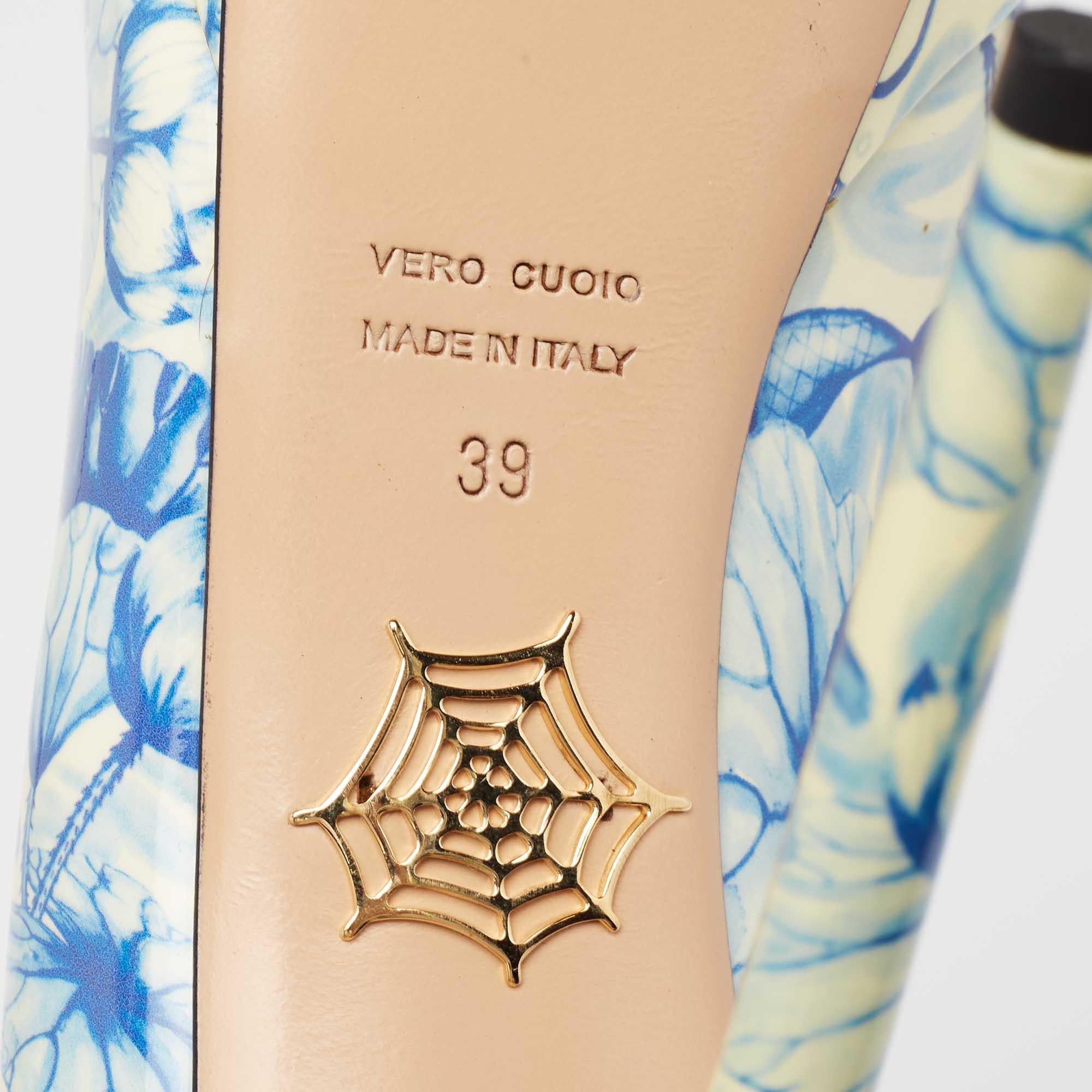 Charlotte Olympia Ming Koi Carp Print Patent Leather Ankle Strap Pump Size 39 In Excellent Condition For Sale In Dubai, Al Qouz 2