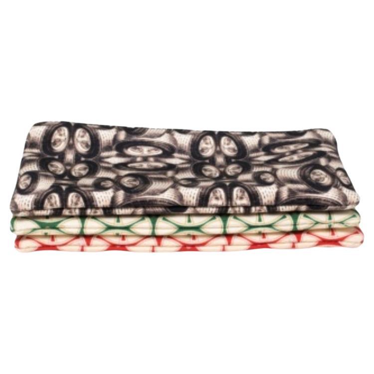 This pouch shows the brand's expertise in creating durable and significant pieces. Created from quality materials, it is equipped with a perfectly-sized interior, and it embodies a chic display.