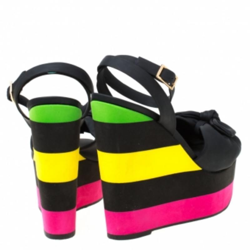 Charlotte Olympia - Sandales compensées multicolores en PUC avec nœud et bride à la cheville, taille 38,5 en vente 1