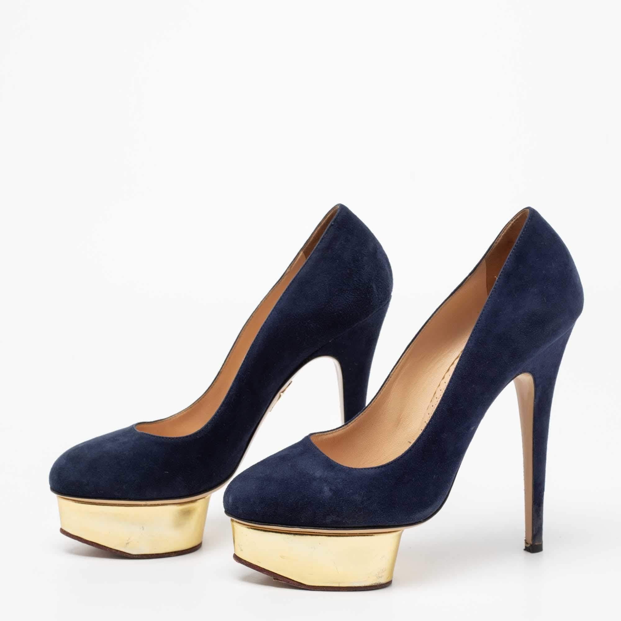 Besitzen Sie noch heute dieses sorgfältig entworfene Paar Charlotte Olympia-Pumps, mit dem Sie bei jedem Auftritt alle Blicke auf sich ziehen. Diese Kreation aus der Dolly-Kollektion ist aus Wildleder gefertigt und an der Innensohle mit Leder