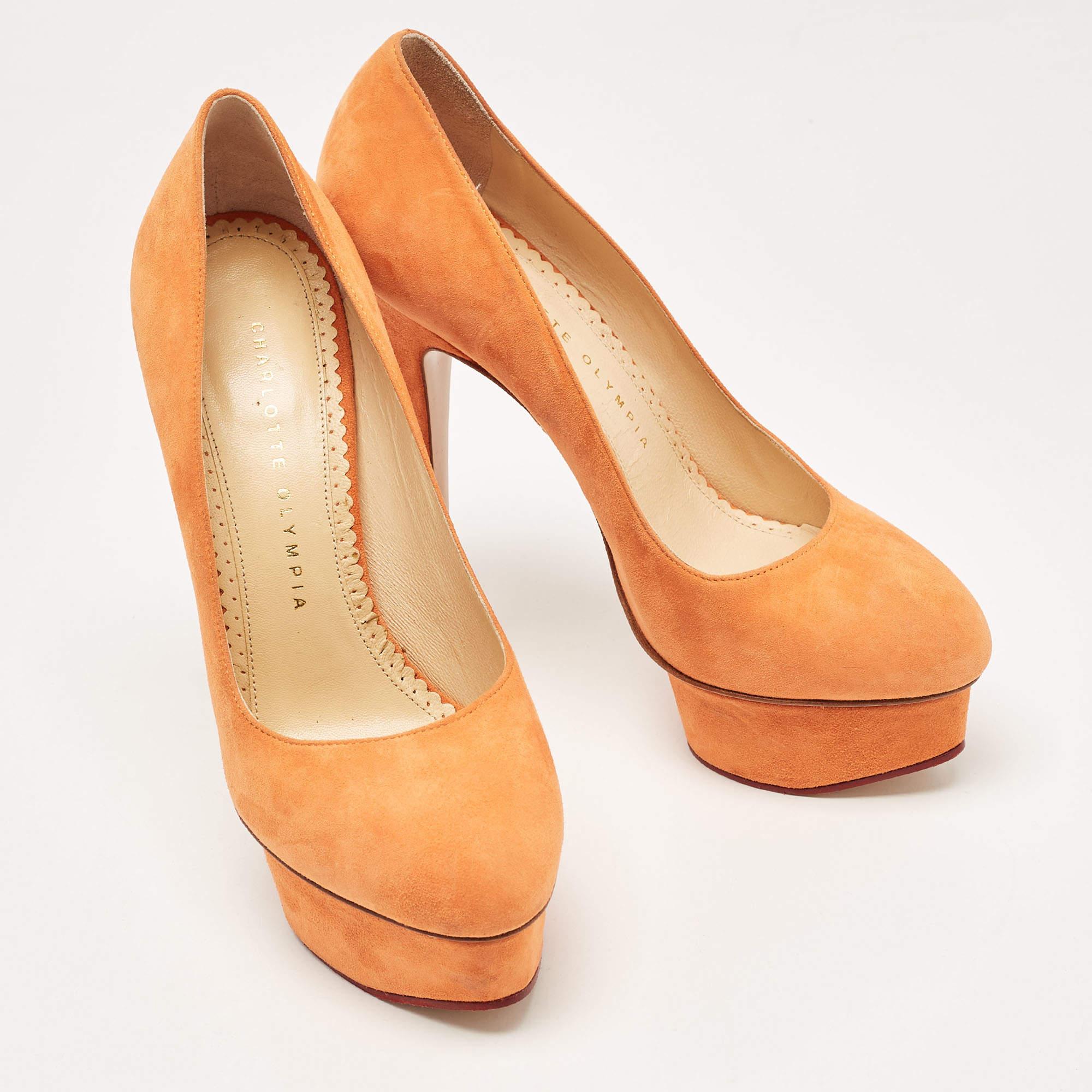 Charlotte Olympia Pumps Dolly in pelle scamosciata arancione taglia 37 In condizioni buone in vendita a Dubai, Al Qouz 2