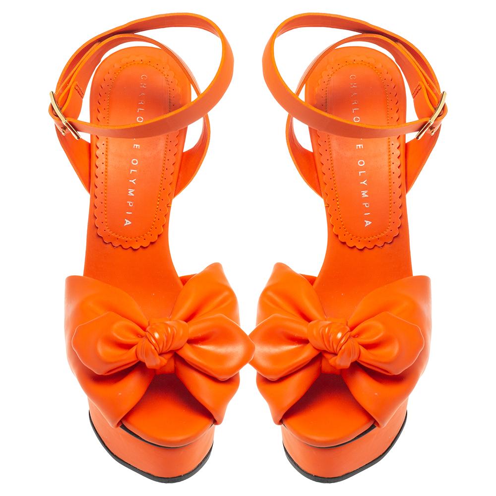 Charlotte Olympia leaves no occasion to impress us and yet again does so with these stunning Serena sandals! The orange sandals have been crafted from vinyl leather and styled with peep-toes. They flaunt a delicate bow detailing on the vamps and