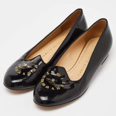 Charlotte Olympia - Chaussures de smoking à la mode en cuir verni avec visage d'horloge, 36