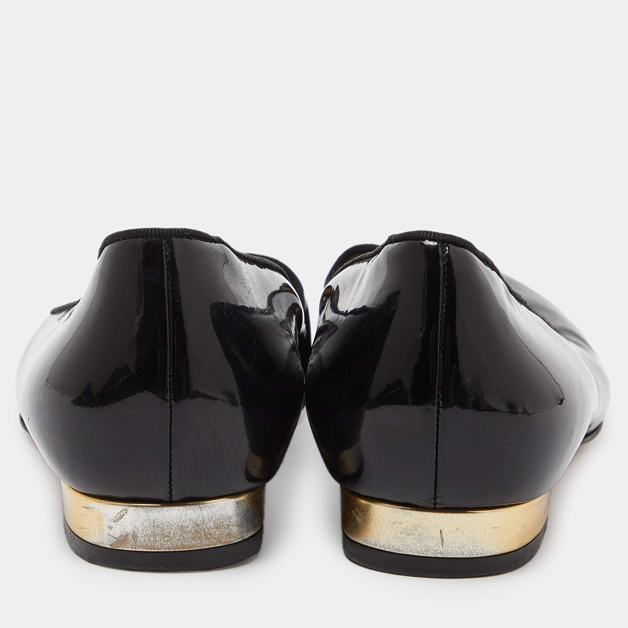 Charlotte Olympia Lackleder Modeably Late Clock Face Smoking Slippers 36 Damen im Angebot