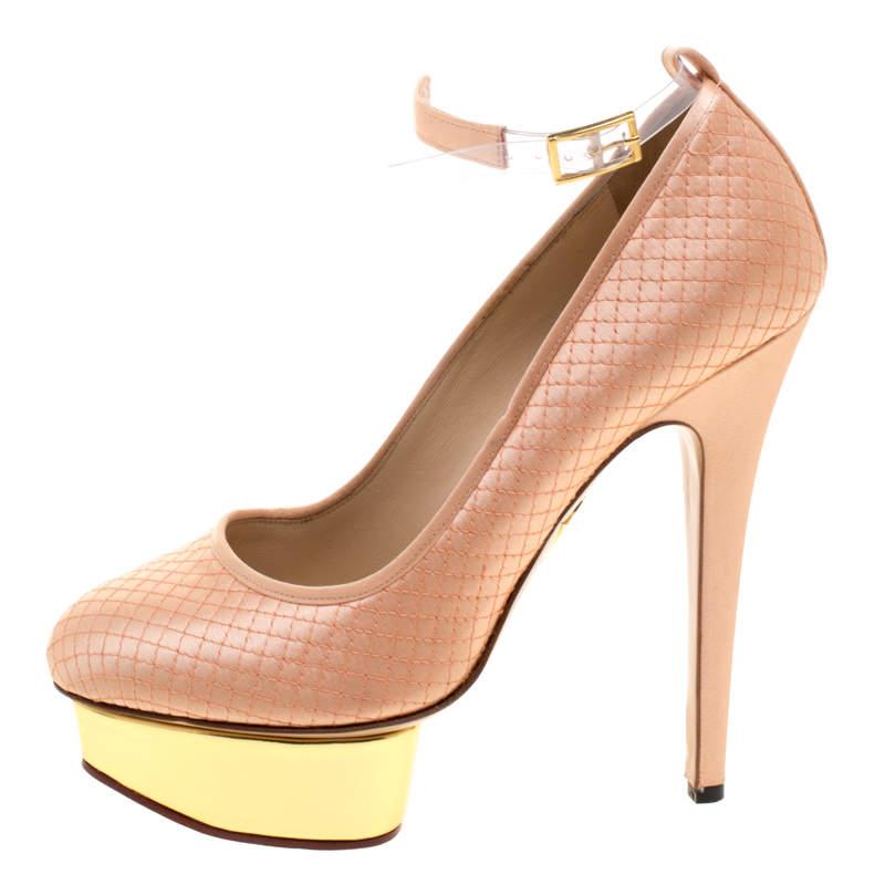 Charlotte Olympia Peach Quilted Satin Dolores Ankle Strap Platform Pumps Size 39 In Good Condition For Sale In Dubai, Al Qouz 2