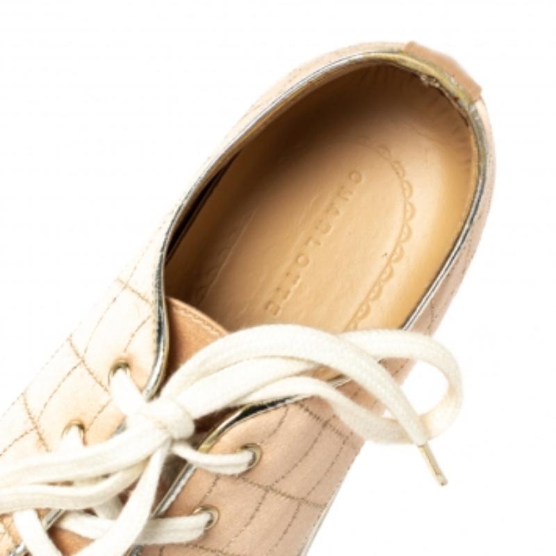 Beige Charlotte Olympia - Scarpe da ginnastica basse in raso color pesca misura 37 in vendita