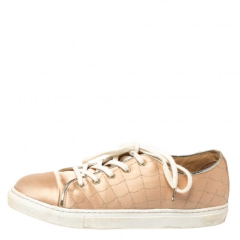 Charlotte Olympia - Scarpe da ginnastica basse in raso color pesca misura 37 In condizioni buone in vendita a Dubai, Al Qouz 2