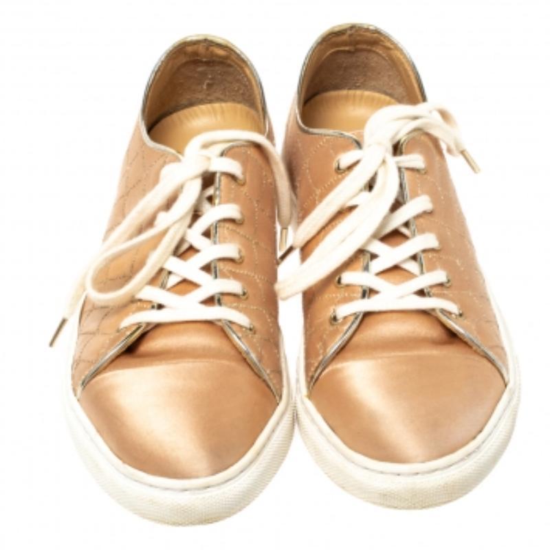 Charlotte Olympia - Scarpe da ginnastica basse in raso color pesca misura 37 in vendita 1