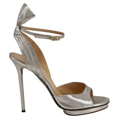 Charlotte Olympia Peep-Toe-Sandalen mit hohem Absatz aus silbernem Leder